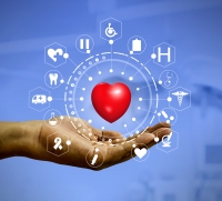 mano sostiene un corazón rodeado por iconos relacionados con la gestión sanitaria