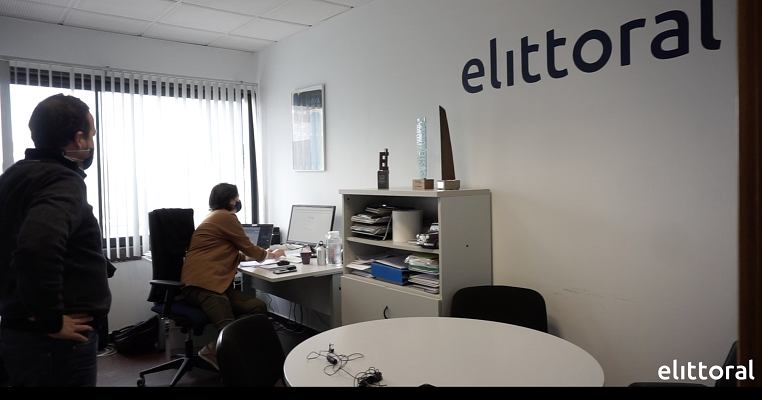personas trabajando en ordenador, laboratorios y oficinas de la empresa Elittoral