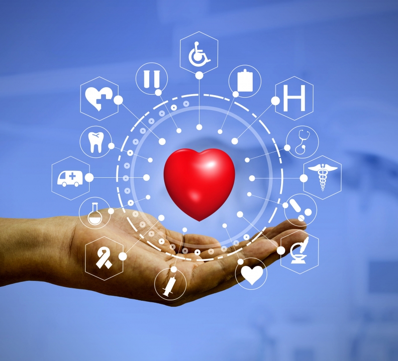mano sostiene un corazón rodeado por iconos relacionados con la gestión sanitaria
